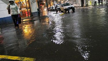 2 fallecidos, desbordes de ríos y suspensión de clases marcan jornada de sistema frontal