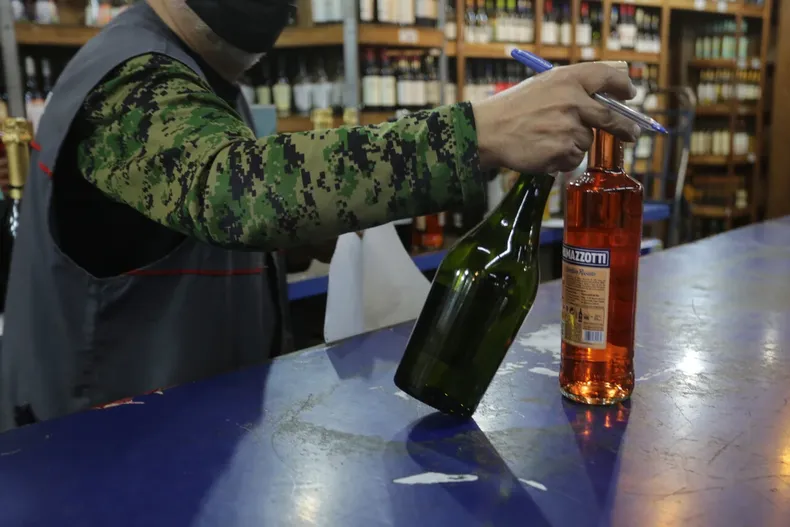 botilleria en la reina era usada como fachada para drogas y lavado de activos corte confirmo clausura definitiva.webp