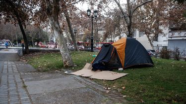 Código Azul en Santiago: Así puedes ayudar a personas en situación de calle por el frío