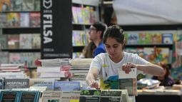 Cada vez son menos: Más de 80 editores se restan de la próxima Feria del Libro de Santiago