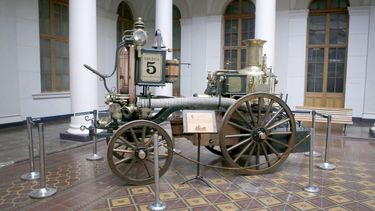 El Carro Bomba de 150 años que relata historia del combate de los incendios en la Alameda