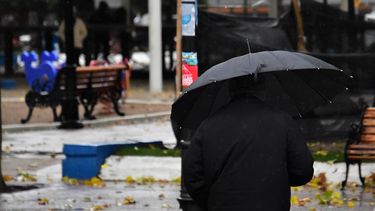 Lluvia y viento en Santiago: Casi 20.000 clientes sin luz en la capital en primeros minutos del sistema frontal