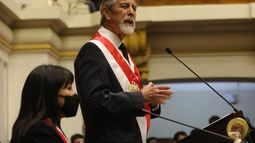 Francisco Sagasti asume la presidencia de Perú apelando a la confianza y recordando a las víctimas fatales de la crisis social