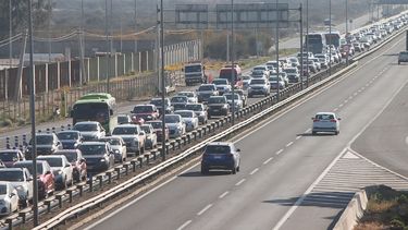 Más de 400 mil vehículos abandonan la capital: MOP dispone de Peaje a Luca y restricción de camiones este finde largo