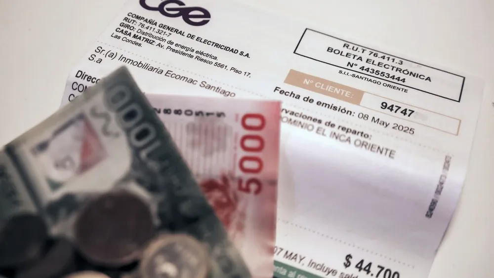 CGE cobró boleta con alza de 7.740% por $1,35 millones y cortó la luz pese a orden de la SEC: Corte ordena reponer suministro