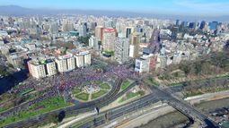 En la vereda y Relatos de una ciudad trizada: La ciudad como texto