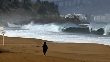 Cerró el paso con cadenas y cavó zanjas para impedir acceso a playa de uso turístico y de pesca: Suprema obliga a permitir ingreso