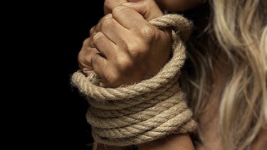 Mujer rusa que estuvo secuestrada durante 14 años logra escapar de su captor