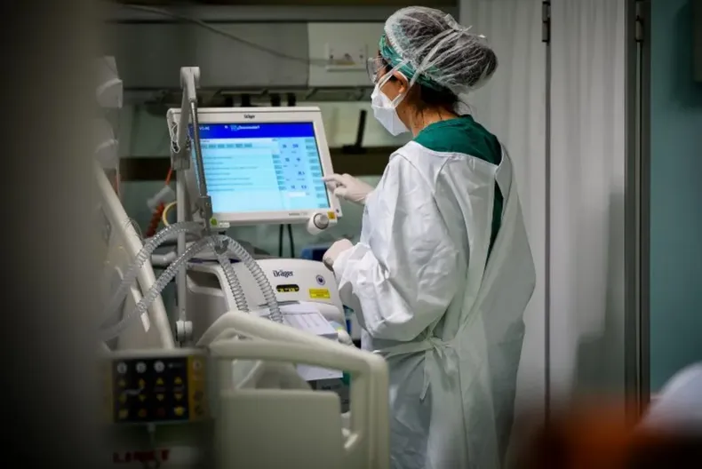 fallecio tras ser dado de alta sin examenes pese a sintomas graves y suprema ordena pagar a madre y conyuge 125 millones.webp