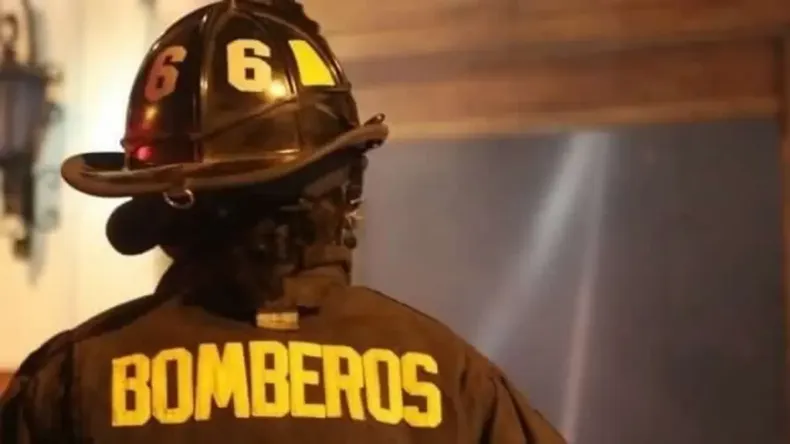 tres bomberos fueron expulsados por baja asistencia sin investigacion ni derecho a defensa suprema ordena reincorporarlos.webp