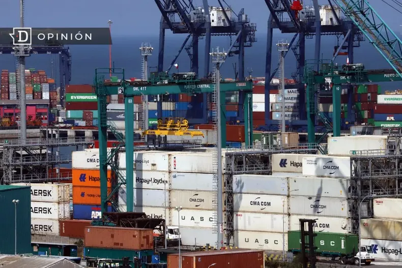 12257 containers en el puerto de san antonio.webp