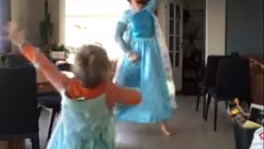 Padre se disfraza junto a su hijo y se graban haciendo baile de Frozen: Es importante enseñarle a los niños que pueden hacer lo que quieran