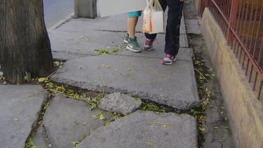 Quedó postrada por caer en vereda en mal estado: Municipio de Coronel indemnizará con $30 millones