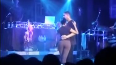 VIDEO| Difunden imágenes del rapero Drake tocando y besando a una fan menor de edad en uno de sus conciertos