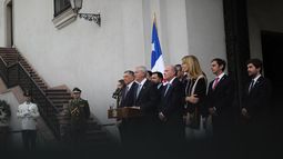 José Antonio Kast en La Moneda con un grupo de ministros detrás suyo / Agencia Uno José Antonio Kast en La Moneda con un grupo de ministros detrás suyo / Agencia Uno