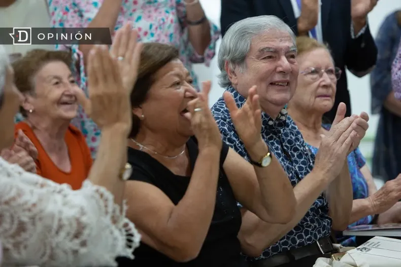 23898 imagen de un grupo de adultos mayores aplaudiendo.webp