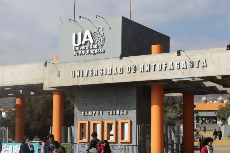 mujer consigue en tribunales indemnizacion de 60 millones tras quedar sin titulo por error de la universidad de antofagasta.webp