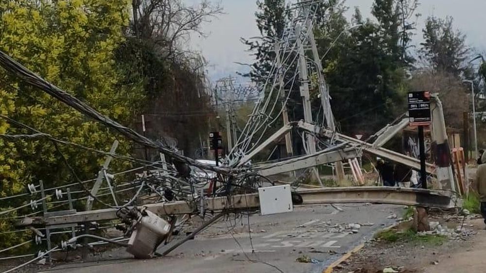 Santiago tras el viento: 360 semáforos apagados, árboles aún en calles y 225 mil clientes sin luz