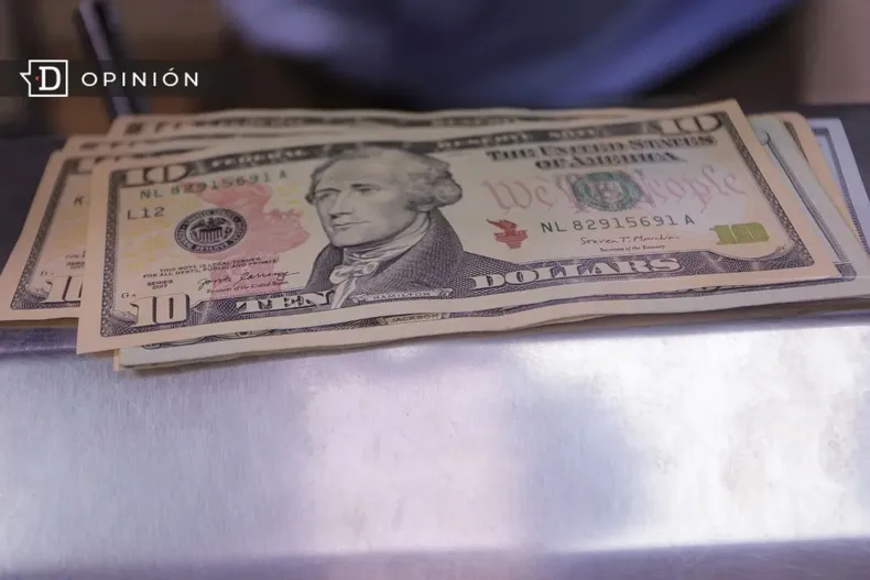 23443 dolares sobre un meson.webp