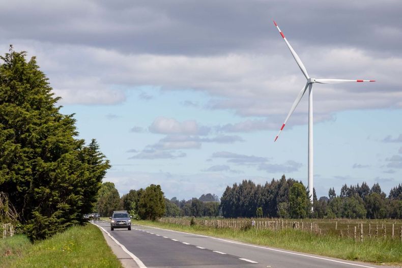 7735 imagen de una central eolica al lado de una carretera.jpg