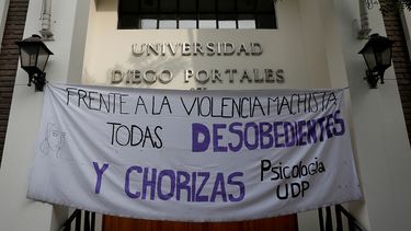 Estudiantes UDP acusan represión y cuestionan a Peña: Nos parece una falta de respeto que siga manifestándose a favor del feminismo