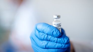 Expectación: Las dosis de la vacuna Pfizer llegarán en “horas“ al Reino Unido