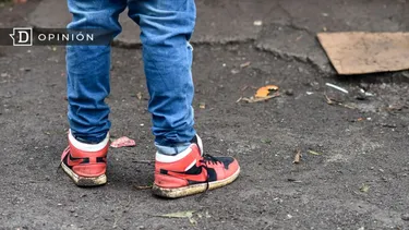 El Desconcierto | 20451 foto de un nino con zapatillas desabrochadas parado en un su.webp