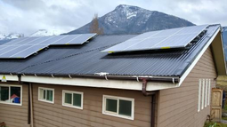 Proyecto busca facilitar la transición energética al ciudadano común. En la imagen, una casa con paneles solares.&nbsp;