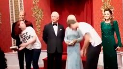 VIDEO| Activistas lo hicieron otra vez: Ahora dan tortazo a estatua del rey Carlos III