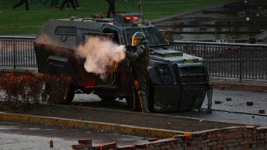 Policía que asesorará a Carabineros: En España el daño a la población es mínimo, en Chile el protocolo es el problema