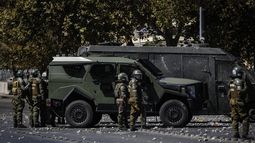 VIDEO| Graban brutal golpiza de Carabineros a persona de la 3ª edad: Contraloría pide antecedentes
