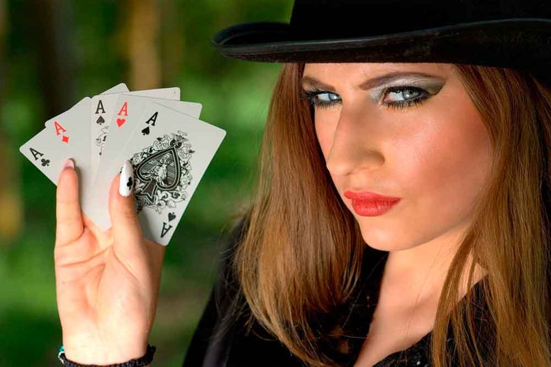 21808 campeona poker.jpg