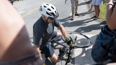 VIDEO| Biden sufre aparatosa caída al intentar bajarse de su bicicleta tras dar un paseo