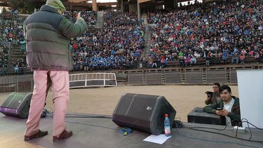 A lo rockstar: José Maza repleta la medialuna de Rancagua en masiva charla