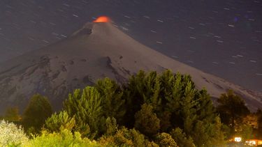 Volcán Villarrica: Experto aclara que erupción es impredecible y alerta por colegio en riesgo