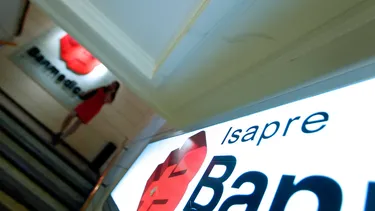 Isapre le negó tratamiento tras 24 años y cambió criterio sin explicación exponiéndolo a riesgo vital: Corte ordena reevaluar