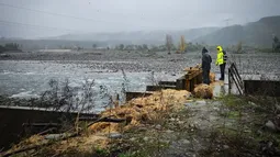Derrumbes, caminos cortados y personas aisladas: Los estragos del intenso sistema frontal en el centro sur