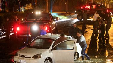 Llueve sobre la ciudad y lo mismo de siempre: Santiago anegado y casi 50 mil clientes sin luz