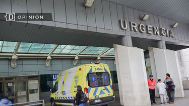 El Desconcierto | 7920 imagen de una ambulancia a la salida de un hospital.jpg