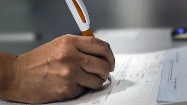 Médico fue multado con $1 millón por emitir 2 licencias sin respaldo médico y fue a juicio: Corte confirmó sanción