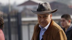 REDES| Critican a Aldo Duque por afirmar que transformista que bailó cueca con Sharp debería haberse vestido de huasa