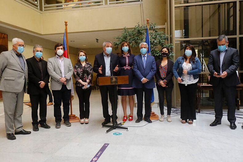 Diputados de la oposicion tras el plebiscito.jpg