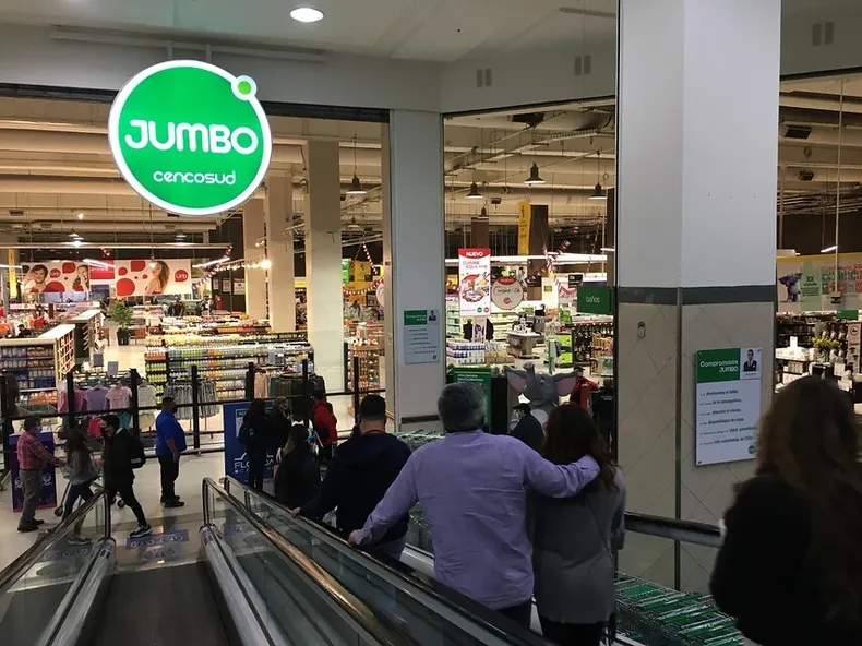 jumbo echo a bodeguero que lanzo patada tras recibir manotazo y corte concluye que no fue rina  recibira 13 millones.webp