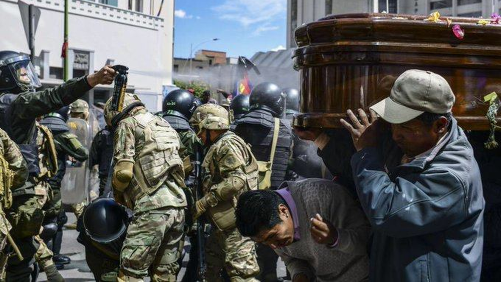 Policía ataca con gas pimienta a manifestantes que marchaban con ataúdes de las víctimas de la represión en El Alto