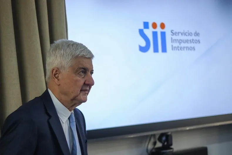 etcheberry contra las cuerdas director del sii dice tener animo para seguir y marcel revisa su situacion tributaria.webp