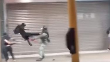 De película: La espectacular patada voladora de un manifestante a un policía en Hong Kong