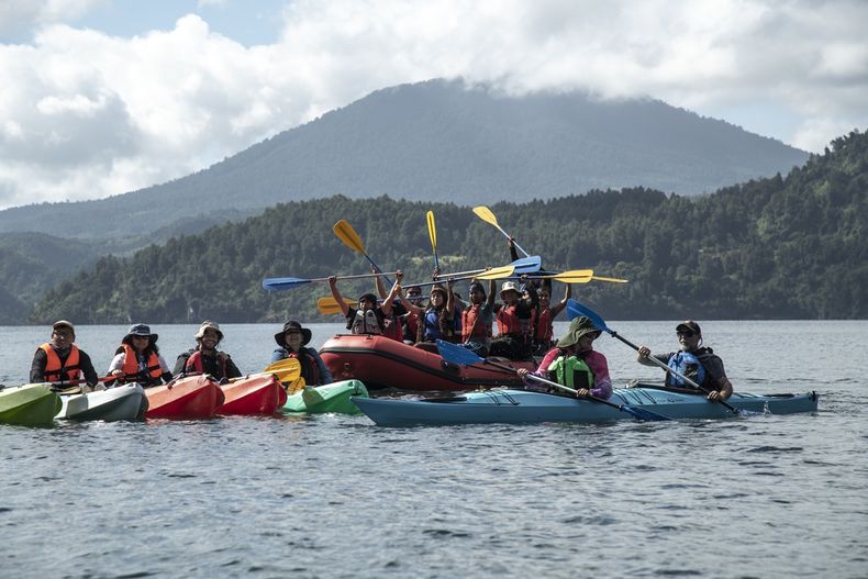 Familias de isla Huapi navegan sin motor en el lago Ranco.&nbsp;
