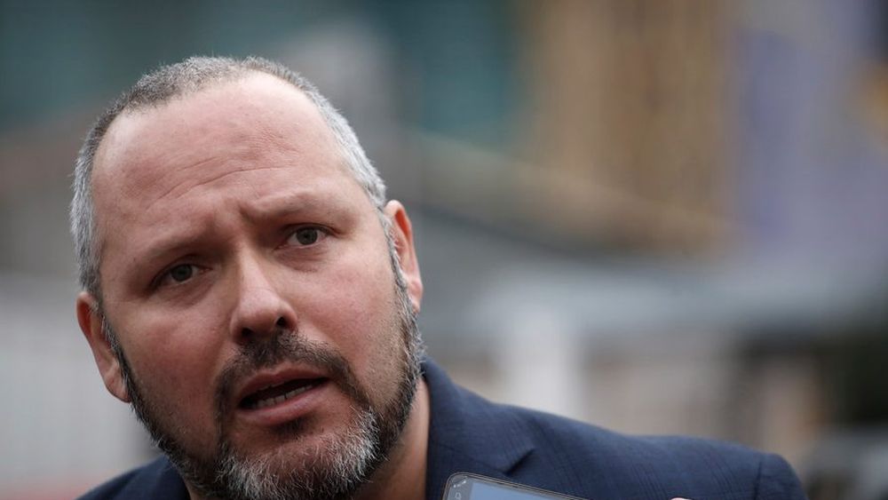 Me enteré por la prensa: Sebastián Dávalos inscribió popular frase de Bachelet como marca para comercializar ropa
