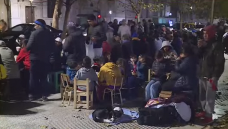 Argentinos en espera de comida e1717520989633.png