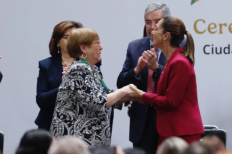 La expresidenta de Chile Michelle Bachelet saluda a la presidenta de México, Claudia Sheinbaum - Agencia EFE